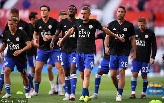 
Các cầu thủ Leicester khởi động ở Old Trafford
