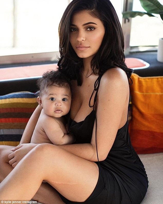 Người đẹp giàu có hàng đầu Hollywood được bạn trai tặng gì dịp sinh nhật? - 8 Kylie và con gái nhỏ Stormi.