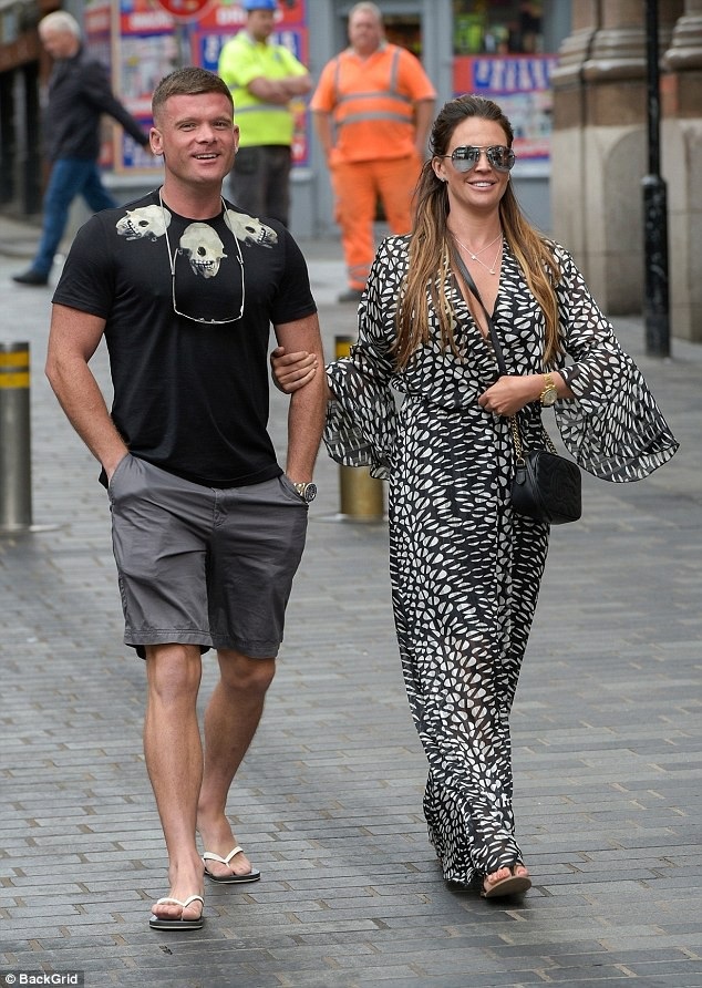 Hoa hậu Anh đi thử nhẫn cùng bạn trai - 5
Cựu hoa hậu Anh đã có 3 con trai riêng trước đó