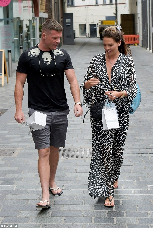 Hoa hậu Anh đi thử nhẫn cùng bạn trai - 7
Danielle Lloyd hết lời ca ngợi bạn trai chu đáo và yêu thương con riêng của cô