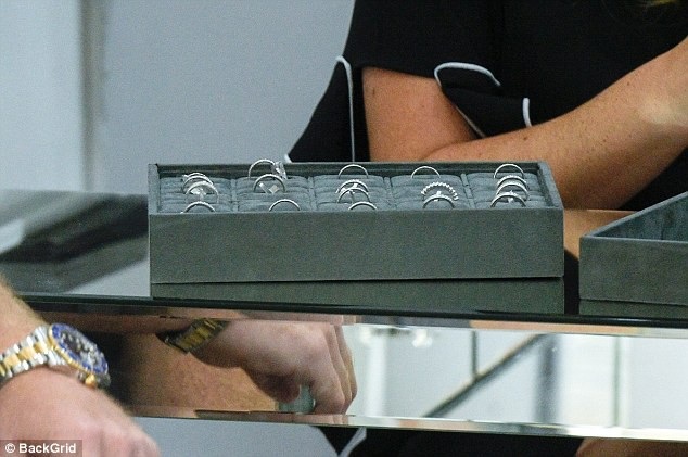 Hoa hậu Anh đi thử nhẫn cùng bạn trai - 8
Cận cảnh những mẫu nhẫn xinh đẹp mà hoa hậu 35 tuổi thử tại cửa hiệu.