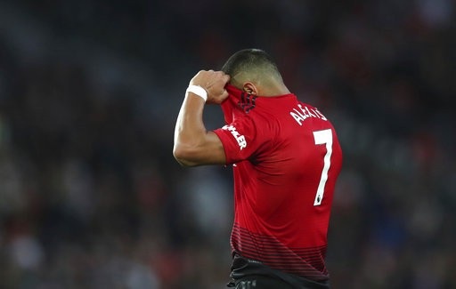 Những khoảnh khắc chiến thắng đầu tiên của MU trong mùa giải mới - 15
Sanchez tỏ ra tiếc nuối khi phung phí khá nhiều cơ hội ghi bàn. Cầu thủ người Chile không có cảm giác bóng tốt ở trận này, anh chuyền sai cũng rất nhiều