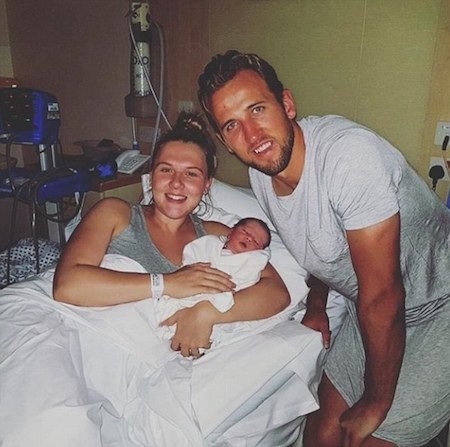 Harry Kane bất ngờ gây tranh cãi khi khoe tiểu công chúa mới sinh - 1 Harry Kane vui mừng “báo hỉ” cùng fans