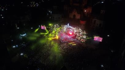 Để đáp ứng yêu cầu về hình ảnh khắt khe của một đêm diễn quốc tế, 500 m2 màn hình Led, 1.000 m Pro Matrix Led 3D đã được huy động phục vụ đêm nhạc để cùng huyền thoại Boney M tỏa sáng. Thiết kế hình cánh quạt đối xứng hai bên với trung tâm là màn hình tâm điểm mô phỏng quả cầu Disco khổng lồ tạo nên hiệu ứng ánh sáng hoàn hảo cho đêm nhạc Boney M.