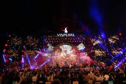 Chính với những đầu tư tâm huyết đó, ngay vừa đặt chân đến sân khấu hoành tráng bậc nhất để tổ chức đêm nhạc “Lửa Mùa Hè” trong Công viên giải trí Vinpearl Land, các thành viên Boney M đều tỏ ra vô cùng thích thú. Khi ánh đèn sân khấu bật sáng cùng âm nhạc, trong tiếng hò reo nồng nhiệt của khán giả, Boney M thật sự thăng hoa với “ngôi vương Disco” không ngai trong hơn 4 thập kỷ qua.