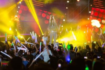 Tinh thần bất diệt của Boney M thật sự bùng cháy tại Vinpearl Nha Trang trong đêm liveshow hiếm hoi tại Việt Nam. Mặc dù đã trình diễn các ca khúc bất hủ Daddy Cool, River Of Babylon, Bahama Mama… hàng ngàn lần từ hơn 40 năm nay, nhưng Liz Mitchell và các thành viên trong nhóm vẫn thổi được vào từng bài hát một sinh khí mới, khuấy động bất cứ đám đông nào xung quanh họ.