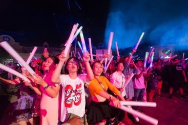 Chính vì thế, không chỉ khán giả trung niên tới “Lửa mùa hè – Boney M” để được sống lại thời thanh xuân sôi nổi, hàng ngàn người yêu nhạc thế hệ 9x, những du khách nước ngoài cũng đã tới đây, đắm chìm trong không khí rực lửa của những ca khúc vượt thời gian.