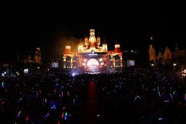 Sau nhiều biến cố, các thành viên của nhóm Disco lừng danh nhất thế giới đã tách ra và lập nên những phiên bản khác nhau của Boney M. Tuy nhiên, chỉ có nhóm nhạc đã đến Nha Trang hôm nay do nữ danh ca huyền thoại Liz Mitchell dẫn dắt hiện tại là giữ được dấu ấn Boney M nguyên bản nhất. Đây cũng là nhóm duy nhất được ông bầu Frank Farian - người sáng lập Boney M vào năm 1970 – công nhận tên gọi chính thức. Nhờ “linh hồn” Liz Mitchell, nhóm gìn giữ được chất Boney M vẹn nguyên với cảm xúc và sự cuồng nhiệt của Disco đầy máu lửa.