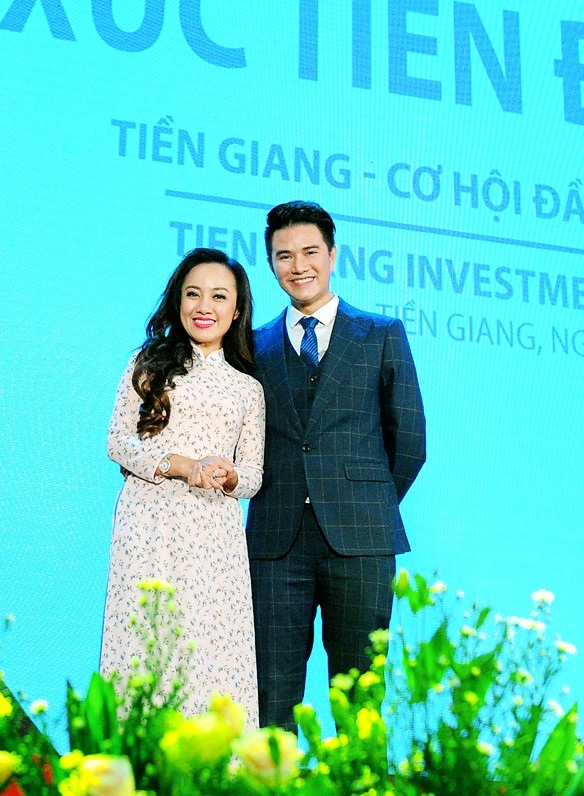 Vũ Mạnh Cường đẹp đôi bên MC Hoài Anh - 1 Vũ Mạnh Cường đẹp đôi bên MC Hoài Anh - 1