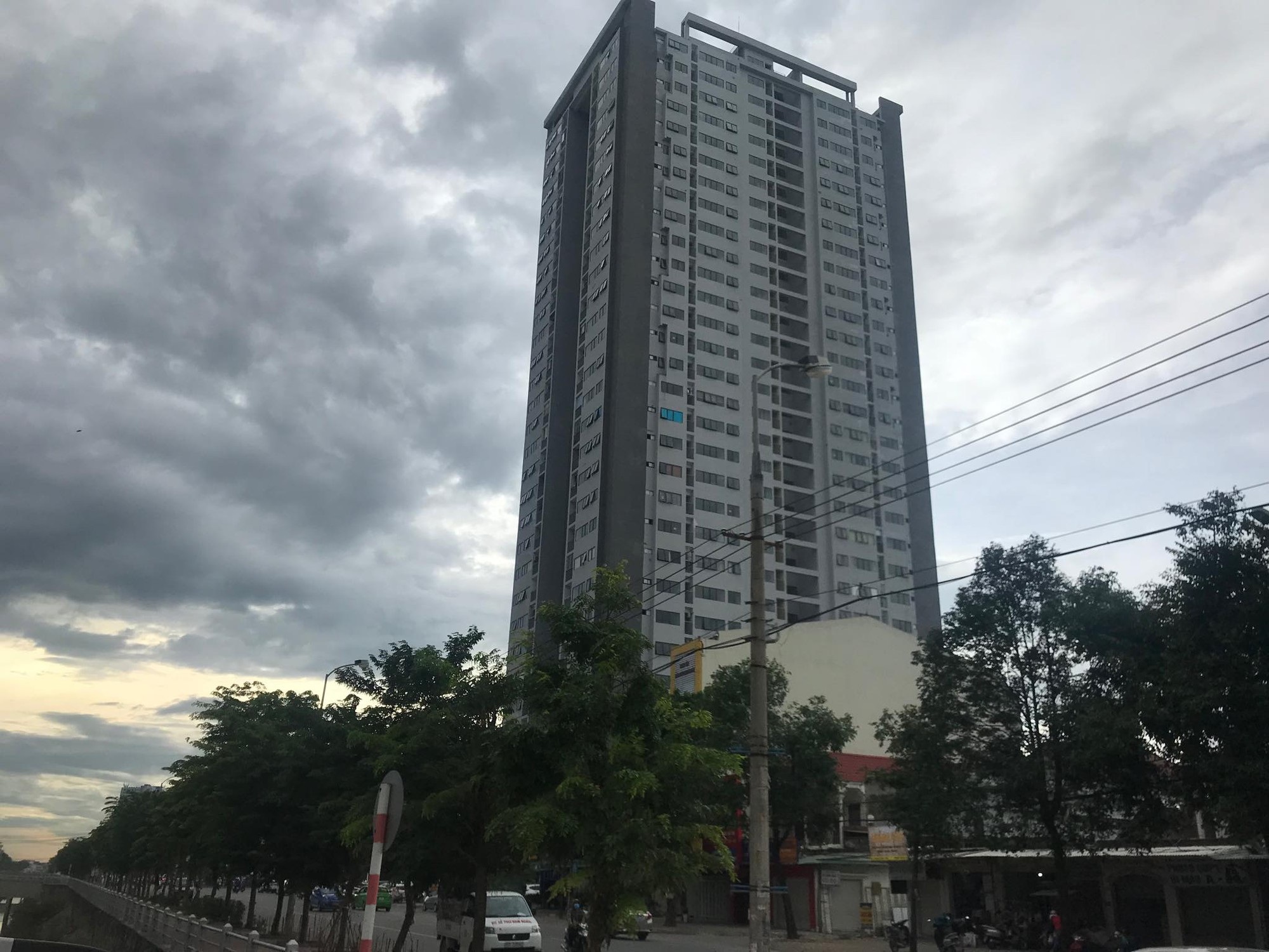 Cư dân căng băng rôn phản đối chủ đầu tư vi phạm hợp đồng! - Ảnh 3. Cư dân căng băng rôn phản đối chủ đầu tư vi phạm hợp đồng! - Ảnh 3.