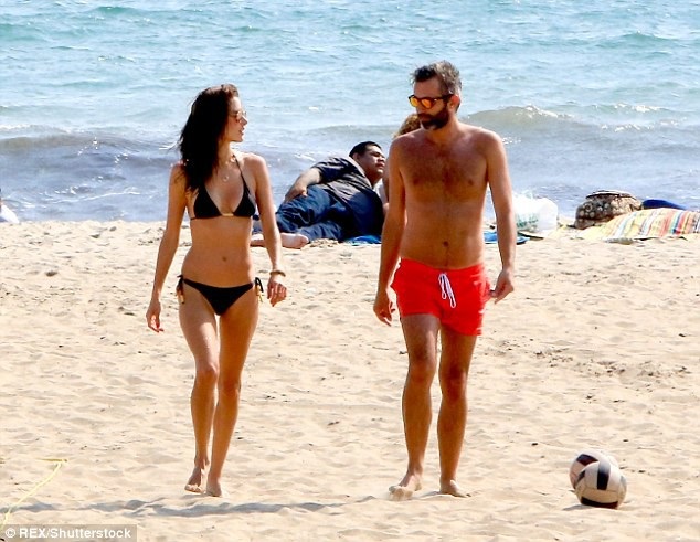 Alessandra Ambrosio gợi cảm ở tuổi 37 - 8
Thiên thần nội y nói thêm, vì cuộc sống hàng ngày của cô luôn có thợ săn ảnh đeo bám nên nếu tôi đưa con đến trường, hoặc đi tập gym và tôi có dư 15 phút thì tôi sẽ mặc chỉn chu để trông mình đẹp hơn một chút. Bạn không bao giờ biết có bị chụp ảnh hay không.