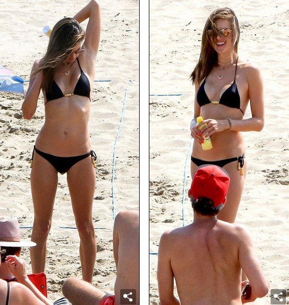 Alessandra Ambrosio gợi cảm ở tuổi 37 - 9
Alessandra Ambrosio chia sẻ, điều khiến cô thích thú và cũng buồn nhất trong nghề người mẫu chính là di chuyển thường xuyên. Tôi được khámphá những nơi tuyệt vời và gặp những người thú vị, học hỏi rất nhiều từ họ và từ tất cả các nền văn hóa khác nhau. Với tôi, đây là trường đại học của mình! Nhưng phần tồi tệ nhất là tôi phải xa lũ trẻ của mình. Thường thì chúng không thể đi cùng tôi.... Đôi khi tôi cũng chỉ muốn tôi một bà mẹ ở nhà, nhưng tôi cũng yêu những gì tôi làm và vì thế tôi phải cố gắng tìm sự cân bằng.