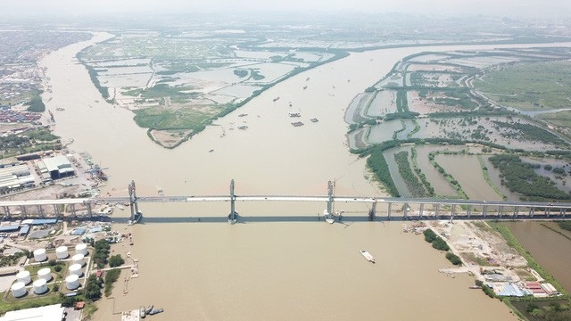 Tàu đường sắt trên cao “lướt” qua các tuyến phố và cầu Bạch Đằng sắp hoàn thành - 1 Cầu Bạch Đằng, cây cầu hơn 7.000 tỉ đồng nối tỉnh Quảng Ninh với TP. Hải Phòng sắp hoàn thành với khối lượng các phần việc đã đạt hơn 90%. Cây cầu hoành tráng này khi đi vào khai thác sẽ rút ngắn thời gian chạy xe ô tô chạy từ Hà Nội tới Quảng Ninh từ 3,5 giờ xuống chỉ còn 1,5 giờ. (Ảnh: An Nhiên)