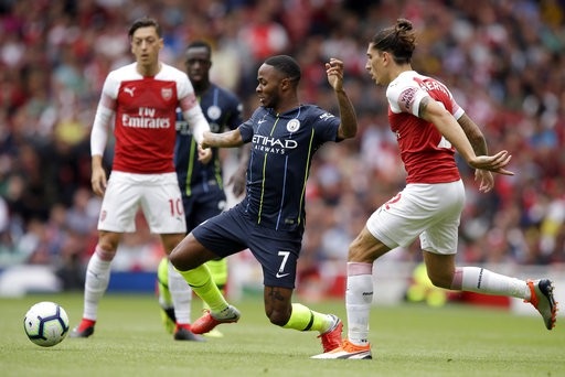 Arsenal 0-2 Man City: Sterling, B.Silva tỏa sáng - 8
Sterling trong vòng vây của các cầu thủ Arsenal