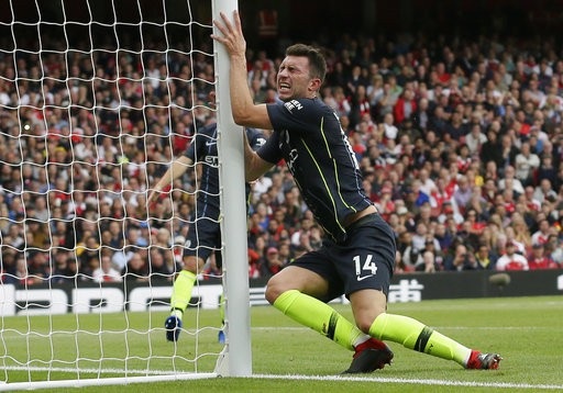 Arsenal 0-2 Man City: Sterling, B.Silva tỏa sáng - 7
Laporte bị đau sau pha dứt điểm bồi cận thành không thắng được Cech