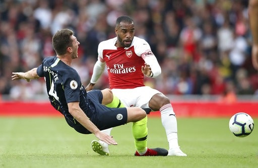 Arsenal 0-2 Man City: Sterling, B.Silva tỏa sáng - 2
Pha tranh bóng giữa hai cầu thủ người Pháp, Laporte (trái) và Lacazette (phải)