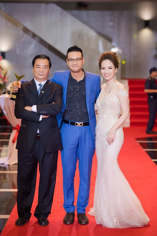 “Con trai tôi làm phim tôi cũng chẳng xem. Tôi kệ nó. Ai muốn làm phim theo cách nào kệ họ, còn tôi làm thế nào kệ tôi. Thì giờ đó tôi để xem phim Mỹ tốt hơn. Ít nhất tốt hơn phim của đồng nghiệp đang làm. Tôi chẳng sợ chạnh lòng ai cả”, NSND Khải Hưng nói.