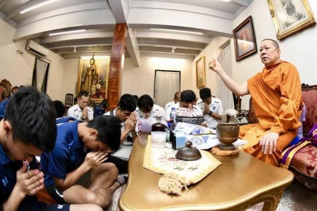 Olympic Thái Lan được “ban phép” trước khi tham dự Asiad 2018 - 1 Nhà sư Chao Khun Thongchai cầu mong điềm lành cho đội tuyển Olympic Thái Lan