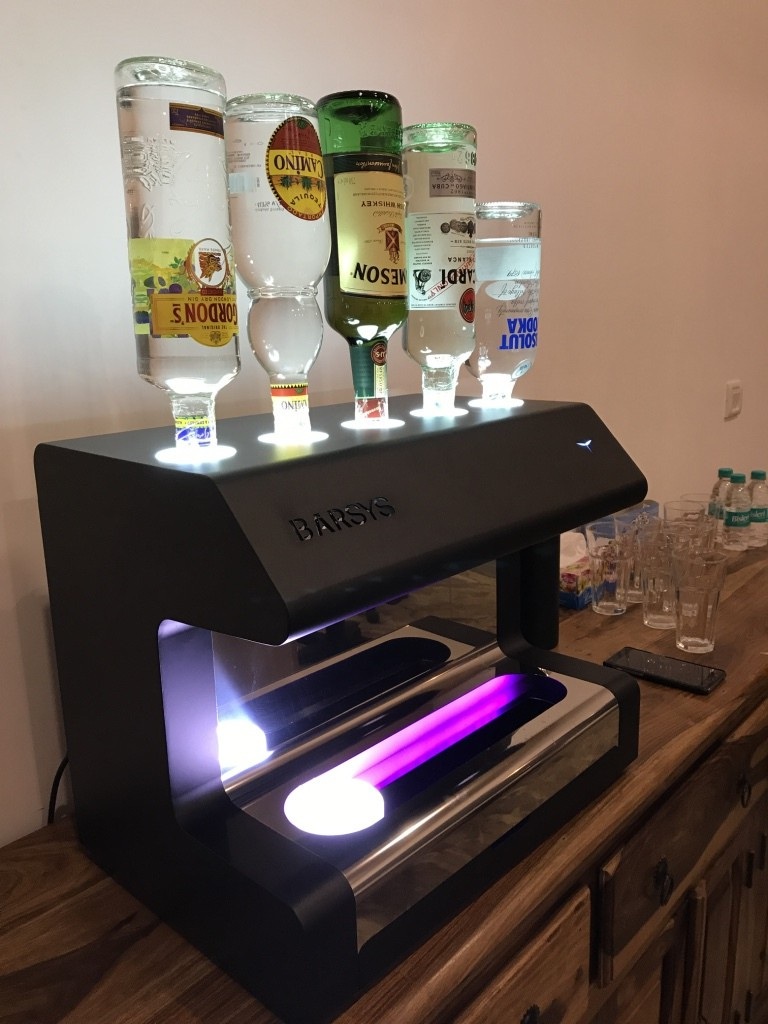 Cỗ máy này sẽ khiến các bartender thất nghiệp trong tương lai? - Ảnh 1. Cỗ máy này sẽ khiến các bartender thất nghiệp trong tương lai? - Ảnh 1.