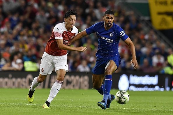 3 “bí kíp” giúp Arsenal hạ gục Manchester City - 2 Ozil (trái) cần bám sát các hậu vệ tấn công của Man City