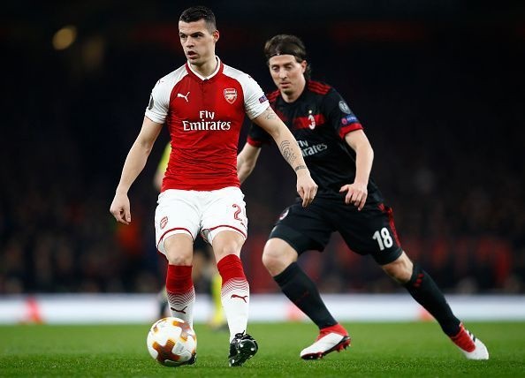3 “bí kíp” giúp Arsenal hạ gục Manchester City - 3 Xhaka (trái) nên đẩy nhanh tốc độ bằng những đường chuyền một chạm