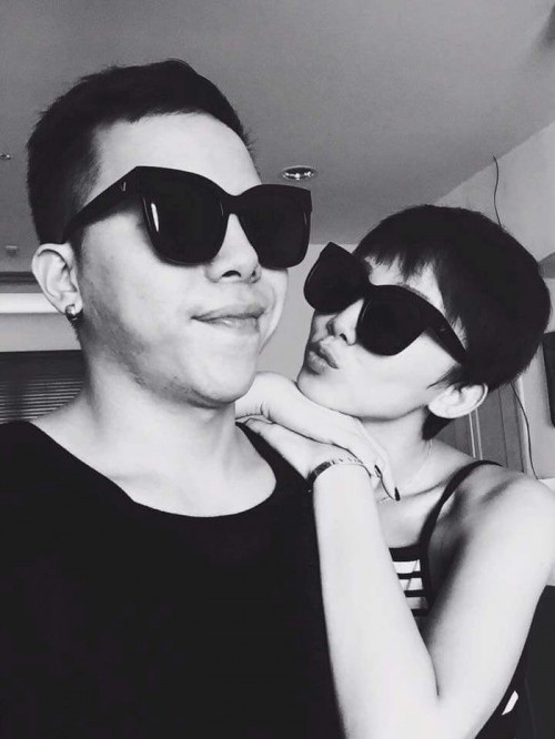 Ở tuổi 19, mối tình giữa Tóc Tiên với chàng cầu thủ bóng rổ Chong Paul từng gây xôn xao. Sau 10 năm, đêm 9/8, cư dân mạng lan truyền thông tin mỹ nhân sexy được nhà sản xuất âm nhạc nổi tiếng Hoàng Touliver cầu hôn ở tuổi 29. Tuy nhiên, tất cả cũng chỉ là tin đồn.