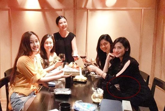 Dự sinh nhật “mẹ nuôi” Mai Phương Thuý, Tú Anh bị soi vòng 2 to bất thường. Nhiều người cho rằng, Á hậu đã có tin vui.