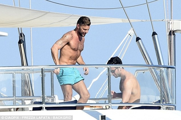 Ricky Martin khoe cơ bắp khi đi nghỉ mát cùng chồng - 1
Ricky Martin và chồng Jwan Yosef đang tận hưởng kỳ nghỉ hè tại Châu Âu. Cặp đôi nằm dài sưởi nắng trên boong tàu và trò chuyện với bạn bè