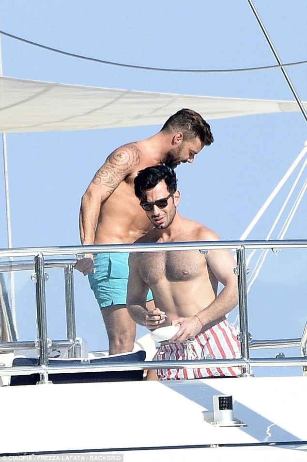 Ricky Martin khoe cơ bắp khi đi nghỉ mát cùng chồng - 2
Ricky Martin và Jwan Yosef hẹn hò từ tháng 4/2016. Jwan Yosef là họa sỹ 34 tuổi người gốc Syria. Cặp đôi mới chính thức kết hôn hồi tháng 1 vừa qua