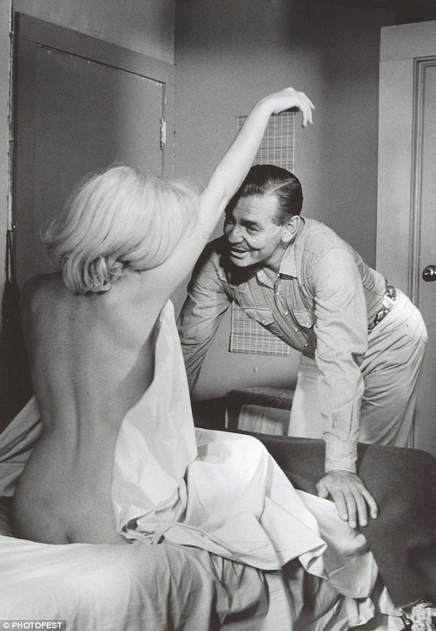 Cảnh khỏa thân của Marilyn Monroe bất ngờ được tìm thấy trở lại - 2 Cảnh phim táo bạo đã được tìm thấy lại sau 57 năm. Trong cảnh này, Monroe khỏa thân hoàn toàn, đây là một tình tiết táo bạo trong “The Misfits” (1961), đáng tiếc sau cùng, cảnh phim đã bị cắt.