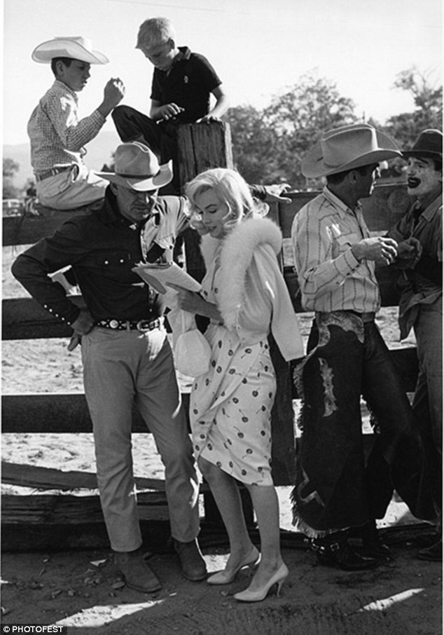 Cảnh khỏa thân của Marilyn Monroe bất ngờ được tìm thấy trở lại - 3 Ngày ấy, con trai của nhà làm phim Frank Taylor vẫn còn là một cậu bé, cậu đã có mặt trên phim trường cùng cha, trong ảnh, Curtice Taylor chính là cậu bé ngồi ở góc trên cùng, ngoài cùng bên trái.