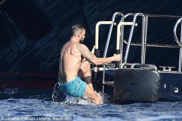 Ricky Martin khoe cơ bắp khi đi nghỉ mát cùng chồng - 3
Martin gần đây đã trò chuyện với tạp chí Attitude và tiết lộ một số chi tiết thú vị về cách bắt đầu mối quan hệ của anh với Yosef: “Tôi đã liên lạc với anh ấy và chúng tôi đã nói chuyện trong sáu tháng. Chúng tôi chỉ gửi tin nhắn, nói về cuộc sống và các vấn đề chung chung. Khi tôi lần đầu nhìn thấy anh ấy, tôi đã nghĩ “Mình sẽ kết hôn với anh chàng này.” Và sau này anh ấy cũng nói chính xác điều tương tự. Tôi cảm thấy nghẹt thở khi nhìn lần đầu gặp Jwan. Sáu tháng xây dựng quan hệ tình cảm thật sự rất lãng mạn.