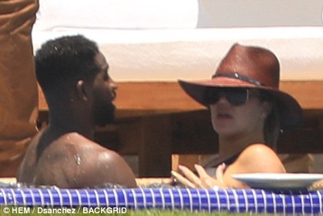 Khloe Kardashian đi nghỉ cùng bồ trẻ - 3
Mối quan hệ của Khloe Kardashian và cầu thủ bóng rổ Tristan Thompson vẫn tốt đẹp sau khi anh này bị tố ăn chả hồi tháng 4 vừa qua