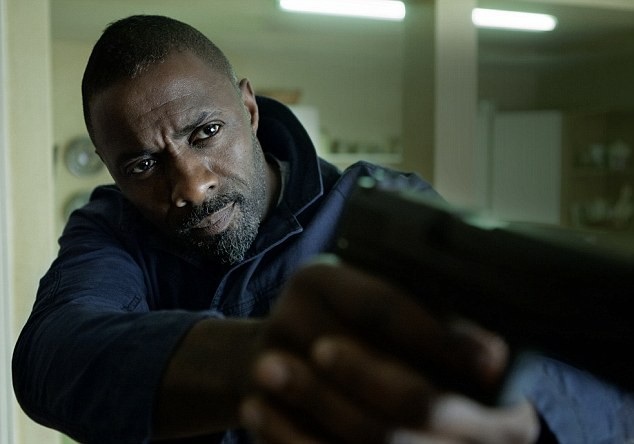 James Bond sắp tới sẽ là một người đàn ông da màu quyến rũ mặn mòi? - 3 Idris Elba hiện 45 tuổi, anh vốn được biết đến với các vai diễn hành động, nam tính, quật cường.