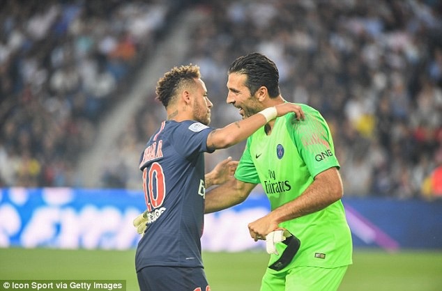 Neymar nổ súng, PSG đại thắng ngày ra quân - 2
Thủ thành Buffon ăn mừng cùng Neymar