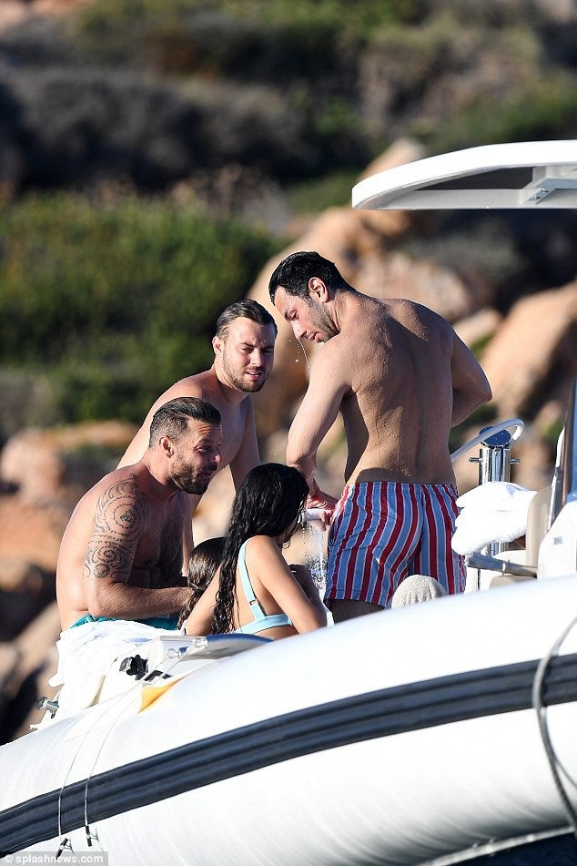 Ricky Martin khoe cơ bắp khi đi nghỉ mát cùng chồng - 7
Martin xác nhận thông tin anh đã đính hôn khi trả lời phỏng vấn trong show truyền hình của MC Ellen DeGeneres Khi đó ca sỹ này nói: “Vâng, Jwan hiện đang sống với tôi. Anh ấy là một họa sỹ và tôi là một nhà sưu tập, vì vậy tôi bắt đầu tìm kiếm các tác phẩm nghệ thuật và tôi thấy tác phẩm của anh ấy, tôi đã phát điên vì tôi thực sự yêu thích những gì anh ấy vẽ. Sau đó tôi liên lạc với anh ta, và chúng tôi thích nhau ngay lần đầu gặp gỡ.