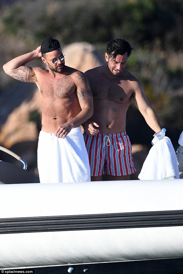 Ricky Martin khoe cơ bắp khi đi nghỉ mát cùng chồng - 8 Ricky Martin khoe cơ bắp khi đi nghỉ mát cùng chồng - 8