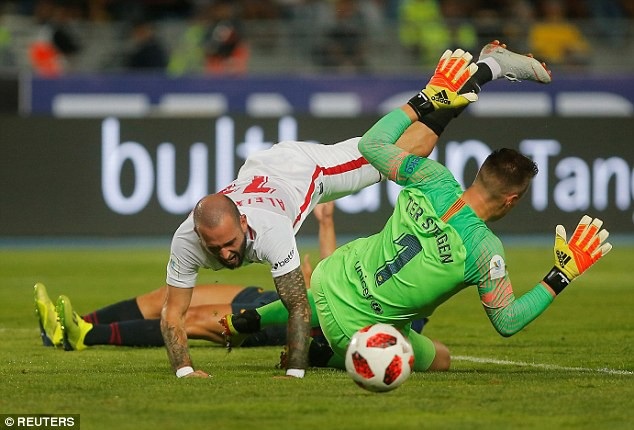 Thắng nghẹt thở Sevilla, Barcelona giành Siêu Cup Tây Ban Nha - 10
Thủ thành Stegen khiến Barca nhận phạt đền khi phạm lỗi với người cũ Aleix Vidal...