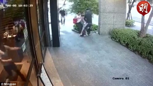 Clip “ngang nhiên bắt cóc trẻ em đang đi cùng mẹ” gây sốc dân mạng - 2 Người mẹ giằng co với kẻ lạ mặt để giải cứu con gái mình, trong khi những người xung quanh chỉ đứng nhìn mà không dám can thiệpNgười mẹ giằng co với kẻ lạ mặt để giải cứu con gái mình, trong khi những người xung quanh chỉ đứng nhìn mà không dám can thiệp