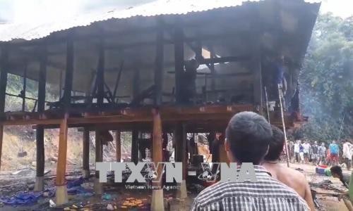 Lửa thiêu rụi căn nhà sàn toàn bằng gỗ nghiến vừa xây dựng xong - 1
Căn nhà sàn vừa mới xây dựng xong đã cháy rụi.