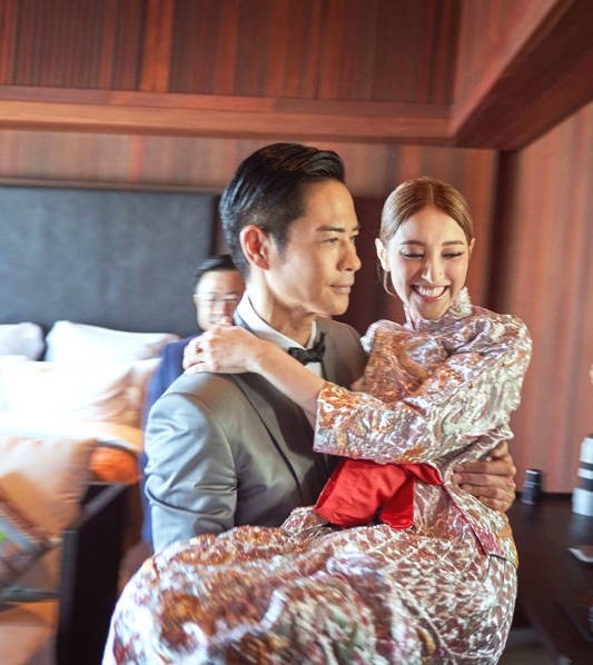 Trịnh Gia Dĩnh kết hôn với hoa hậu kém 22 tuổi - 8
Trước hôn lễ, cặp đôi đã có lễ xin đâu. Cô dâu Khải Lâm hạnh phúc khi được chồng bế bồng trong ngày trọng đại. Hoa hậu Hồng Kong năm 2013 nhiều lần chia sẻ hạnh phúc khi tìm thấy người đàn ông hoàn hảo trong cuộc sống.