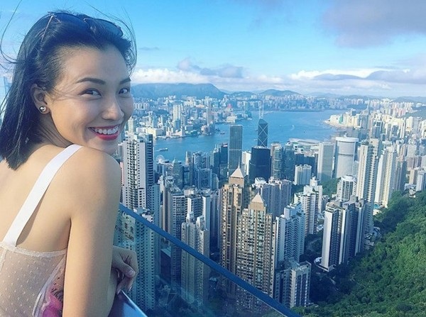 Những mỹ nhân Việt ngày càng quyến rũ “đốt cháy người nhìn” sau chia tay - 24 Cô thường xuyên khoe ảnh xinh tươi đi du lịch khắp nơi trên thế giới, lấy lại tinh thần sau những chuyện buồn. Trước đó, Hoàng Oanh trung thành với mái tóc suôn dài nhẹ nhàng, nữ tính.