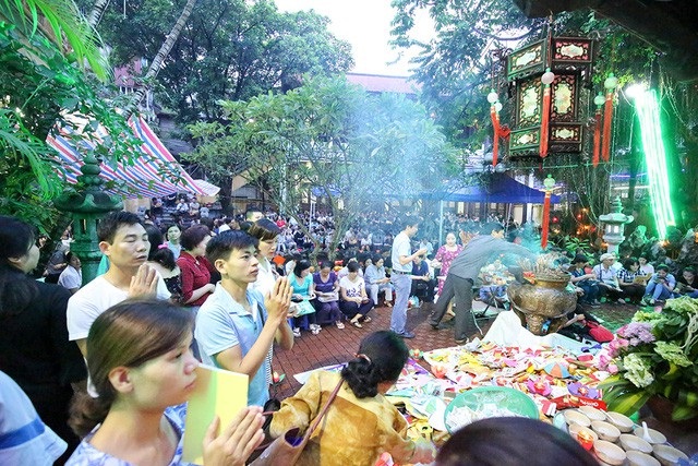 Sự thật về những điều kiêng kị trong “tháng cô hồn” ai cũng mắc - 2 Trong tháng 7, người Việt còn có lễ Vu Lan hay còn gọi là lễ báo hiếu. Ảnh: Toàn Vũ
