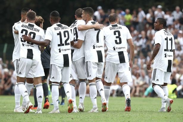 C.Ronaldo chỉ mất 8 phút để ghi bàn đầu tiên cho Juventus - 10
C.Ronaldo ăn mừng bàn thắng cùng đồng đội