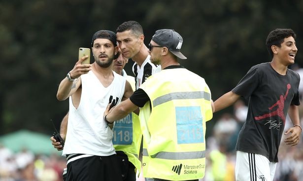 C.Ronaldo chỉ mất 8 phút để ghi bàn đầu tiên cho Juventus - 12
Không phải ai cũng may mắn chụp ảnh cùng C.Ronaldo