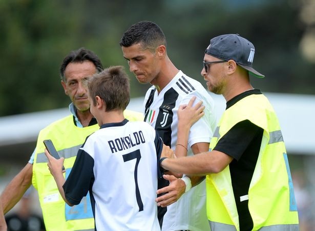 C.Ronaldo chỉ mất 8 phút để ghi bàn đầu tiên cho Juventus - 13
Một cầu bé nở nụ cười tươi khi gặp gỡ thần tượng