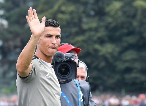 C.Ronaldo chỉ mất 8 phút để ghi bàn đầu tiên cho Juventus - 6
C.Ronaldo vẫy tay chào CĐV Juventus
