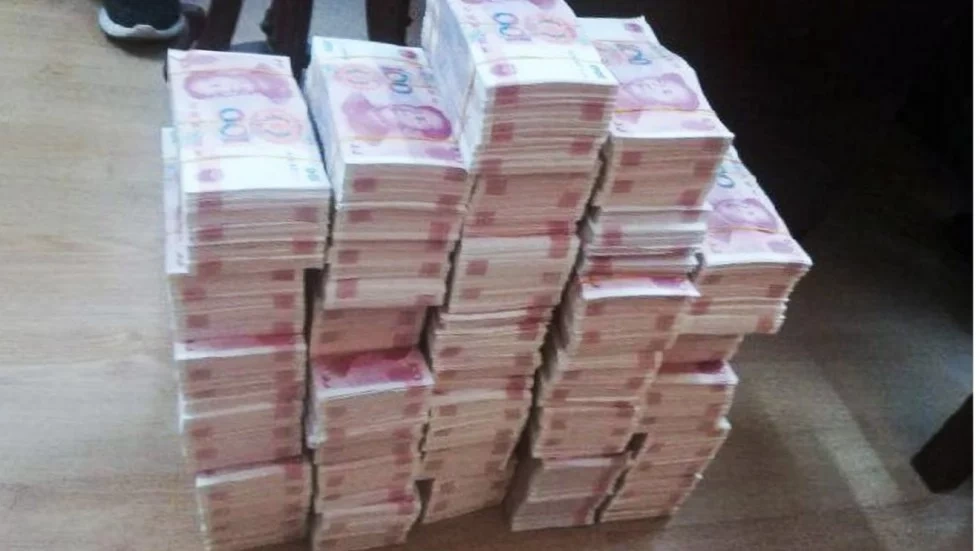 Trung Quốc: Bị bắt vì in tiền giả để thanh toán viện phí - 1
Cảnh sát thu giữ khoảng 2,5 triệu Nhân dân tệ tiền giả trong nhà của Wang. (Ảnh: Cqcb)