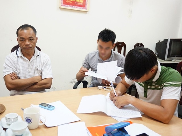 Trốn nã gần 30 năm quỳ tạ tội mẹ già trước khi đi đầu thú - 2 Cán bộ Phòng cảnh sát truy nã tội phạm Công an tỉnh Nghệ An làm thủ tục tiếp nhận đối tượng đầu thú đối với Vi Văn Học