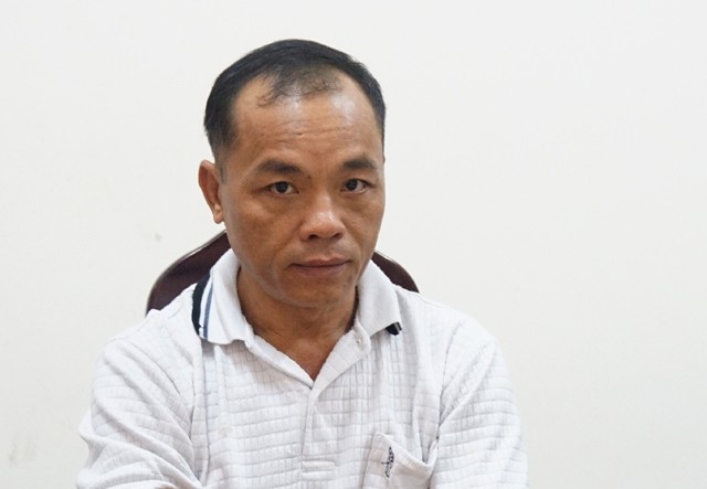 Trốn nã gần 30 năm quỳ tạ tội mẹ già trước khi đi đầu thú - 1 Sau 26 năm trốn truy nã, Vi Văn Học quyết định về đầu thú. Trước khi đầu thú, Học xin được về thăm nhà, quỳ xuống tạ tội với người mẹ già đã hơn 90 tuổi